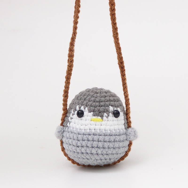 Pinguino grigio all'uncinetto