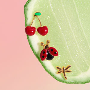 Juego de Aretes J&D Sweet de Acero Inoxidable con Baño de Oro de 18K, con Diseño de Mariquita Roja y Negra, Libélula Roja y Verde, y Cereza - Product Image 3
