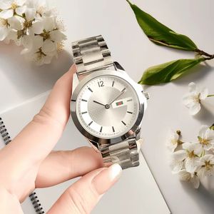 Montre unisexe décontractée en alliage d'acier inoxydable avec bracelet en crocodile/silicone, mouvement à quartz, résistante à l'eau, argent, rouge, vert, blanc - Product Image 2