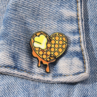 Pin de esmalte premium con forma de corazón, insignia de esmalte con diseño de gofre y miel que gotea, broche metálico con diseño de comida, directo de fábrica
