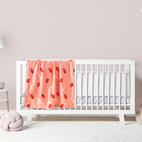 Großhandel Heimtextilien Cartoon-Erdbeer-Motiv 100% Polyester Flanell Babydecke Weiche Atmungsaktive Wickeldecke für Sofa und Schlafzimmer