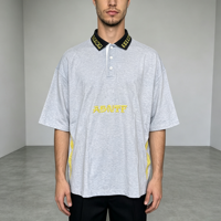 Polo à col montant avec boutons et broderie, manches courtes, imprimé numérique, gris, avec empiècements, coupe oversize