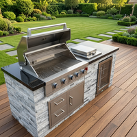 Unité de cuisine extérieure avec barbecue à gaz intégré, comptoir en pierre culturelle empilée, réfrigérateur à vin, armoire à tiroirs, station de cuisson pour jardin