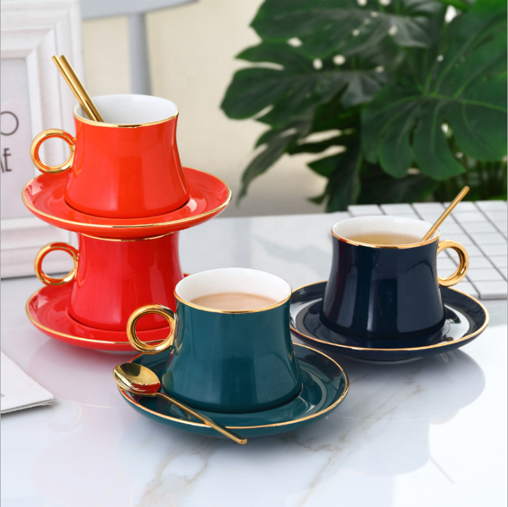 ถ้วยและจานรอง