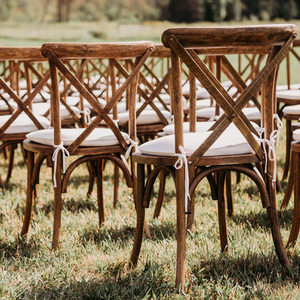 Chaises en bois à dossier croisé <span class=keywords><strong>pour</strong></span> événements, hôtels, banquets, mariages, villas et parcs – Design moderne, durables, parfaites <span class=keywords><strong>pour</strong></span> la <span class=keywords><strong>location</strong></span> en gros - Product Image 1