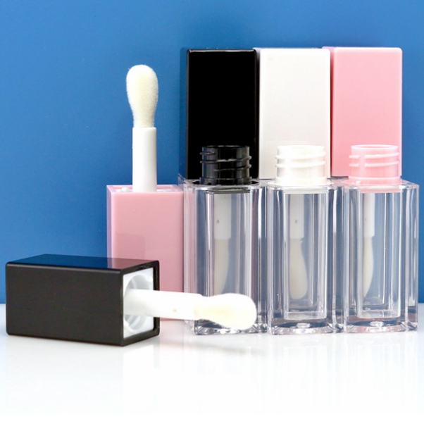 ขวดใสพร้อมฝาสีขาว