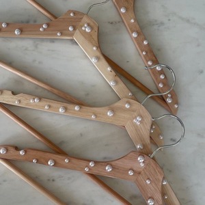 <span class=keywords><strong>D</strong></span>écoration de mariage : Cintre en bois perlé pour <span class=keywords><strong>robe</strong></span> de mariée et <span class=keywords><strong>robe</strong></span> de <span class=keywords><strong>demoiselle</strong></span> <span class=keywords><strong>d</strong></span>'<span class=keywords><strong>honneur</strong></span> – Cadeau idéal pour le jour du mariage, accessoire de fête nuptiale - Product Image 2