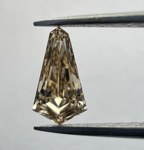 Diamante Suelto Cultivado en Laboratorio Sostenible, Corte Excelente, Forma de Cometa, Color K Fire, para Anillos de Compromiso Contemporáneos, Joyería de Alta Gama - Product Image 1