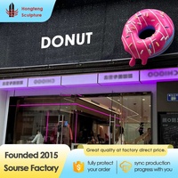 Sculpture géante en fibre de verre personnalisée pour la présentation de logo de boutique de donuts, support artificiel pour la vente de donuts, statue décorative de donuts.