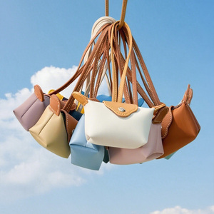 Llavero de Cuero Mini Estilo Dumpling, Nuevo y Moderno para el Verano, Porta Tarjetas Compacto y Ligero - Product Image 3