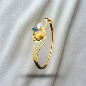 Kada traditionnel plaqué or paon pour femmes, magnifique bracelet de créateur, bijoux pour occasions festives - Product Image 1
