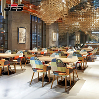 Ensemble table et chaises en bois rembourrées, style patchwork, pour hôtel, restaurant, projet commercial d'hôtellerie de luxe sur mesure J2S.