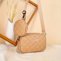 Sac bandoulière femme en gros avec motif losanges et petite pochette assortie