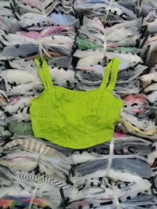 Ropa de Marca Nueva 2025 para Mujer: Lotes Mixtos de Vestidos, Camisetas, Blusas, Pantalones y Faldas (Ropa Usada) - Product Image 4