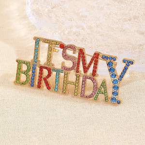 Regalo de cumpleaños de estilo, broche de letra inglesa con diamantes de colores para hombres/mujeres, traje de moda, accesorio de ramillete, chapado en aleación principalmente - Product Image 5