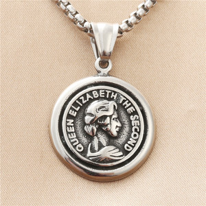 Collier avec pendentif Queen Elizabeth en acier inoxydable, bijoux rétro unisexes, cadeau - Product Image 1