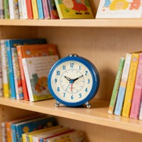 Réveil de bureau silencieux moderne en plastique bleu de 4 pouces pour enfants, avec affichage à aiguilles, veilleuse, fonction snooze, fonction crescendo, pour garçons, à piles