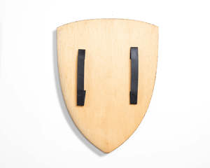 Escudo de madera hecho en España decorativo único hecho a mano de buena calidad Kamelot L azul para niños - Product Image 2