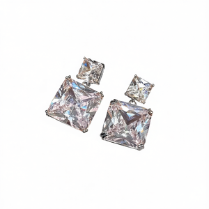 Orecchini a perno con cristalli taglio Princess dorati, montatura a griffe geometrica, gioielli alla moda da donna per feste - Product Image 1