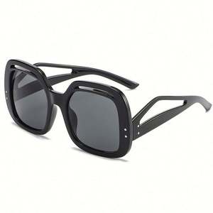 Nouvelles Lunettes de Soleil Carrées Surdimensionnées Rétro à Monture Creuse et Verres Dégradés pour Femme – Collection 2022 - Product Image 5