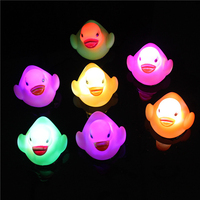Cadeau promotionnel bébé bain piscine flottant jouet coloré sûr lueur Miniature caoutchouc Silicone Led canard