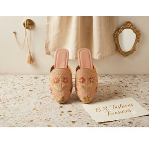 B.R. Chaussures plates élégantes brodées faites à la main pour femmes, style Punjabi Jutti, légères, pour mariage, fête, bureau, occasions festives - Product Image 1