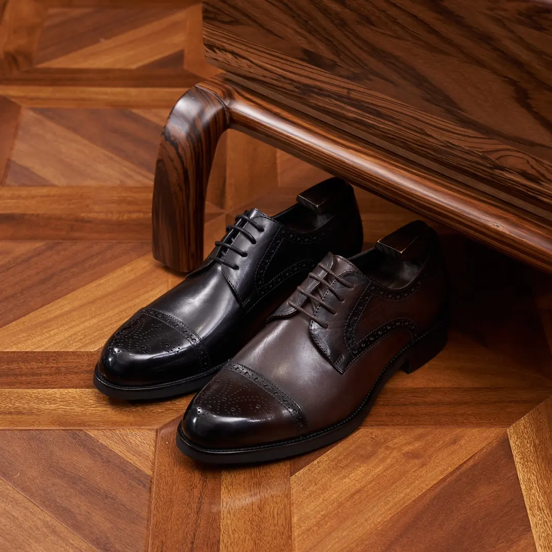 حذاء أكسفورد فاخر للرجال من الجلد صناعة يدوية إيطالية جديدة مصنوعة من جلد البقر بشعار مخصص عالي الجودة بسعر المصنع