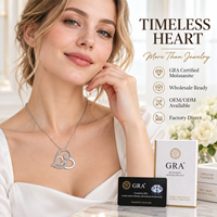 Collier pour femme en argent sterling 925 de luxe avec trois mini cœurs pavés de moissanite et pendentif en forme de cœur avec inscription « Maman »