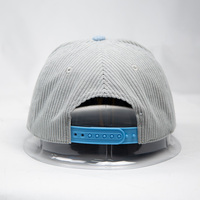 Gorra de béisbol personalizada de dos tonos con logo bordado, visera plana, tela de pana, ajustable con broche a presión, estructurada, con cuerda, estilo trucker.