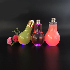 Lumière <span class=keywords><strong>LED</strong></span> 100/150/200/300/400/500/700ml <span class=keywords><strong>Bouteille</strong></span> de boisson en plastique en forme d'ampoule avec <span class=keywords><strong>bouchon</strong></span> en métal - Product Image 3