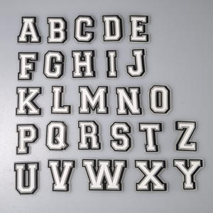 Vente en gros 26 breloques PVC Alphabet anglais 0-9 # A-Z lettres rougeoyantes pas cher en caoutchouc sabot coloré lettre breloques pour décorations de chaussures - Product Image 1