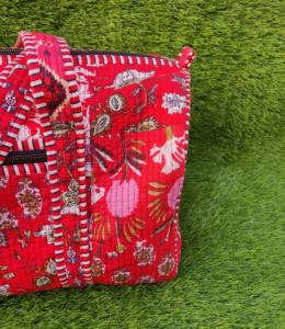 Sac de voyage en coton patchwork pour femmes magnifiquement conçu, bandoulière confortable avec fermeture éclair, facile à transporter - Product Image 2