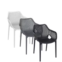 Chaises en plastique de salle à manger en plein air de haute qualité style minimaliste moderne accoudoirs de conception empilables à dossier creux restaurants
