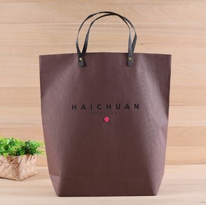 Mode design moderne de luxe écologique pliable logo personnalisé papier <span class=keywords><strong>noir</strong></span> <span class=keywords><strong>et</strong></span> <span class=keywords><strong>blanc</strong></span> sac cadeau avec poignée en plastique - Product Image 4