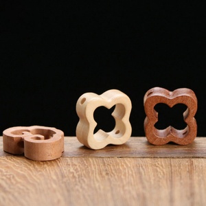 Fabricants du Guangdong : Croix décorative artisanale en bois d'hévéa, abstraite, production rapide - Product Image 3