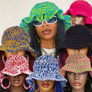 Nouveau Chapeau d'hiver en crochet fait main, style bob évasé <span class=keywords><strong>de</strong></span> <span class=keywords><strong>pêcheur</strong></span>, en polyester, bicolore, chaud, tendance et original, pour le commerce transfrontalier - Product Image 1