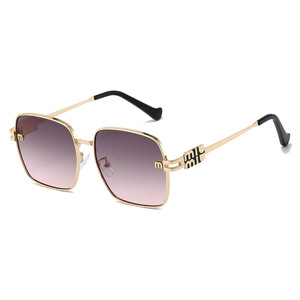 แว่นกันแดดทรงเหลี่ยมใหญ่ทันสมัย โลหะ ดีไซน์พิเศษ แว่นตาแฟชั่นหรูหรา คุณภาพสูง - Product Image 4