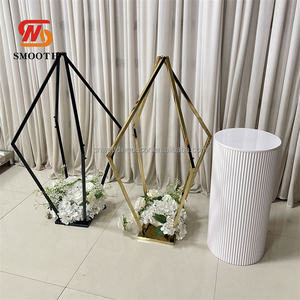 Soporte de flores de Metal negro dorado con forma de diamante liso, centro de mesa poligonal, pantalla de Metal duradera geométrica para interiores y exteriores - Product Image 2