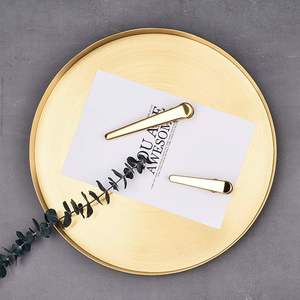 Plateau décoratif élégant en métal avec construction robuste et surface polie pour exposer des bougies bijoux et accessoires pour la maison - Product Image 4