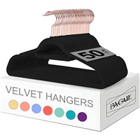 Cintres en plastique antidérapants en velours de qualité supérieure avec crochets dorés Conception flexible peu encombrante pour chiffons de garde-robe