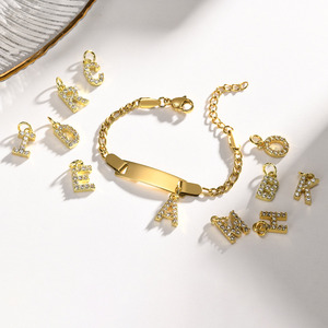 Pulsera de barra de acero inoxidable con baño de oro PVD de 18K y dije con inicial para niños |   Joyería Impermeable e Hipoalergénica para Niños - Product Image 3