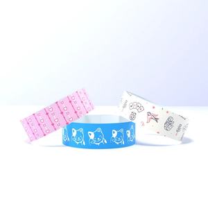 สายรัดข้อมือกระดาษพิมพ์ลายดิจิทัลแบบใช้แล้วทิ้ง เป็นมิตรกับสิ่งแวดล้อม สไตล์อนิเมะ ดีไซน์สีสันตามสั่ง บรรจุภัณฑ์แบบขายส่ง สำหรับงานปาร์ตี้วันหยุด - Product Image 1
