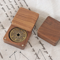 Boîte en bois de noyer poli faite à la main avec logo personnalisé pour la décoration de la maison, rangement portable pour pièces de monnaie avec design commémoratif - Cadeau d'entreprise