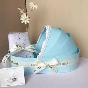 Barato Azul Rosa Branco Papel Cradle Baby Shower Candy Gift Box com Malha e Fita para Presentes Do Bebê