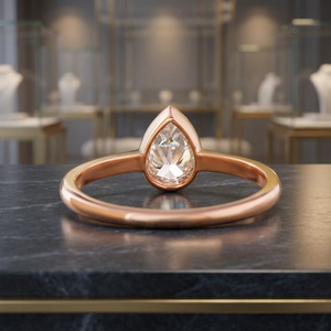 Bague de luxe unisexe en or blanc 14 carats avec diamant de laboratoire taille poire de 0,56 carat couleur DEF, sertie clos, minimaliste, pour fiançailles et mariage - Product Image 3