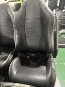 Máquina de Carreras de Madera de 2 Asientos y 3 Pantallas, Simulador de Auto 3 DOF, Equipo de Entretenimiento para Interiores, Accesorios para Centros Comerciales y Parques de Aventuras - Product Image 4