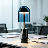 Lámpara de Mesa Moderna con Arco de Vidrio Azul, Base Cilíndrica de Mármol Negro, Conector de Latón, Luz LED Cálida, para Dormitorio, Hotel u Oficina