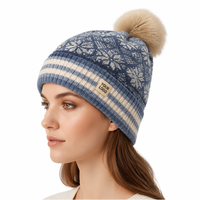 Bonnet en laine unisexe tricoté torsadé avec pompon coloré et logo personnalisé, idéal pour l'hiver, le ski et les activités de plein air, avec étiquette tissée – Vente en gros