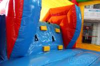 Château gonflable combiné avec toboggan et zone de saut, château gonflable avec toboggan, maison de saut gonflable, château gonflable avec parcours d'obstacles