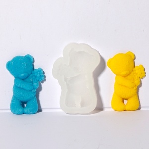 Molde de Silicona para Velas con Diseño de Oso Abrazando una Flor TangChu - Kit para Hacer Velas 3D con Oso Sosteniendo un Ramo, para Regalos Románticos - Product Image 2